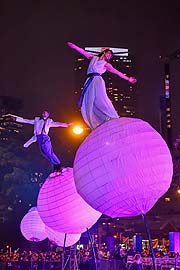 Silvesternacht in Hongkong 2017/2018: die australische Künstlergruppe „Strange Fruit“ ©Fotos: HongKong Tourism Board